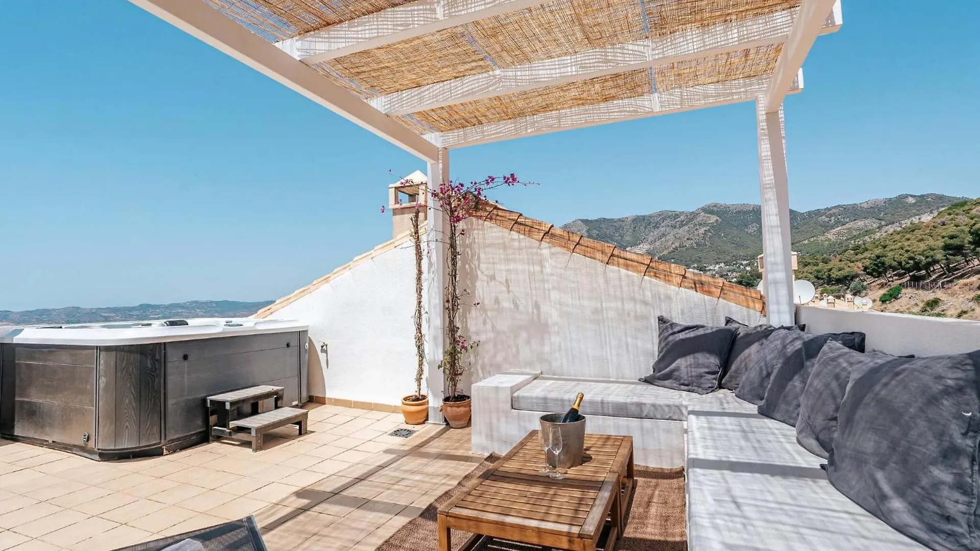 New Renovated Townhouse With Sea View And Jacuzzi Villa Malaga